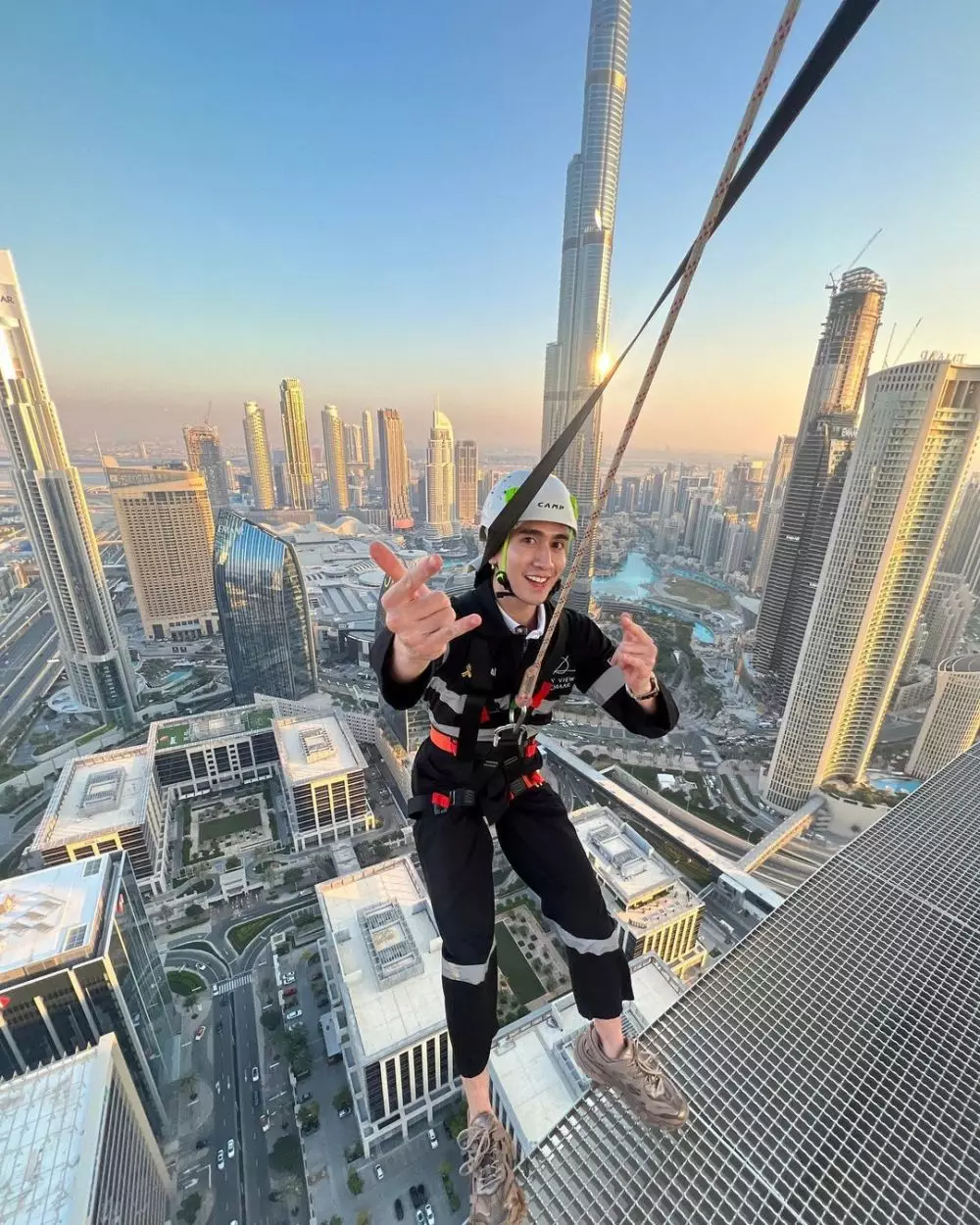 Takut ketinggian, ini 5 momen Verrell Bramasta naik Sky View di Dubai berbagai sumber Takut ketinggian, ini 5 momen Verrell Bramasta naik Sky View di Dubai berbagai sumber