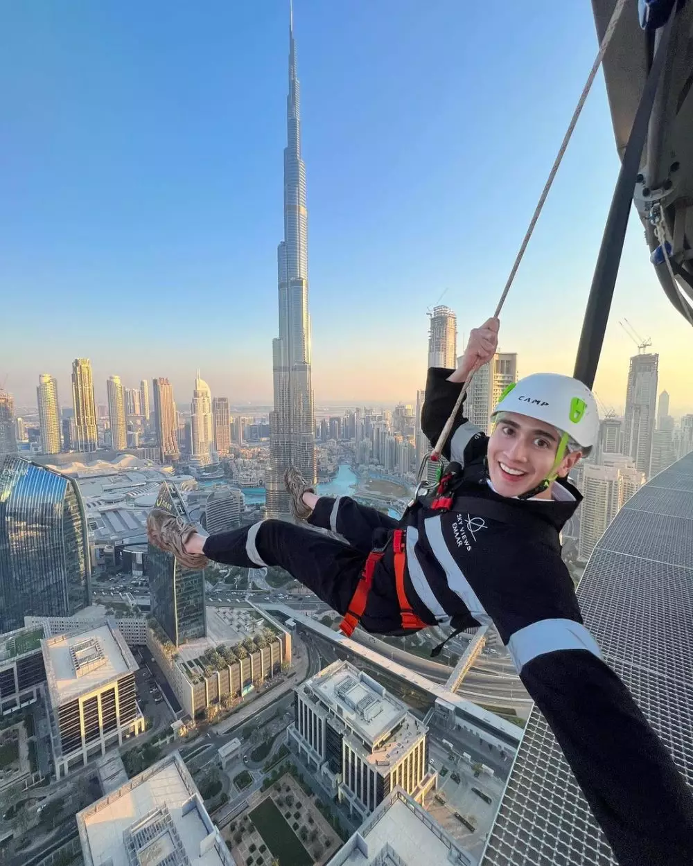 Takut ketinggian, ini 5 momen Verrell Bramasta naik Sky View di Dubai berbagai sumber Takut ketinggian, ini 5 momen Verrell Bramasta naik Sky View di Dubai berbagai sumber
