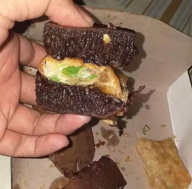 momen nyeleneh makan martabak © berbagai sumber momen nyeleneh makan martabak © berbagai sumber