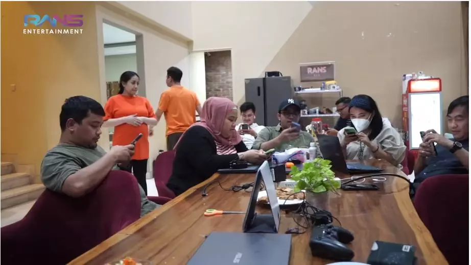 Hadiah Raffi untuk karyawannya © YouTube Hadiah Raffi untuk karyawannya © YouTube