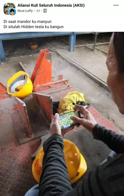 status fb guyonan tukang bangunan © Twitter