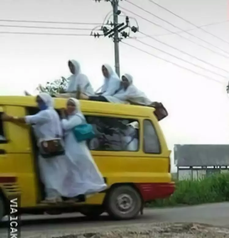 momen pas orang nggak bisa duduk di angkutan © berbagai sumber momen pas orang nggak bisa duduk di angkutan © berbagai sumber
