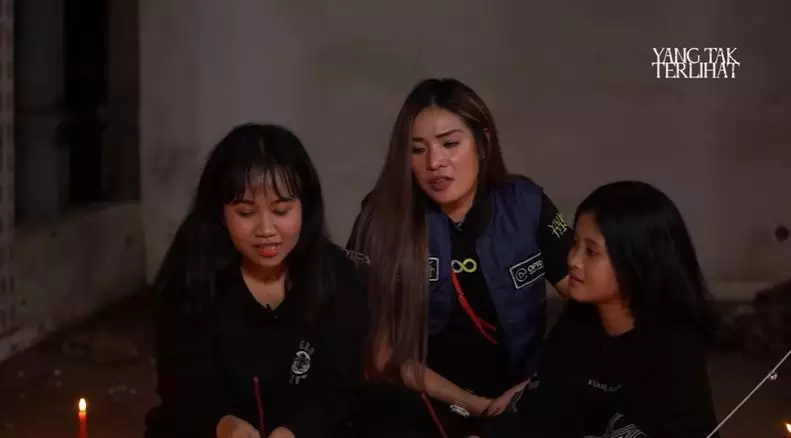 Mayang dan Chika uji nyali © YouTube