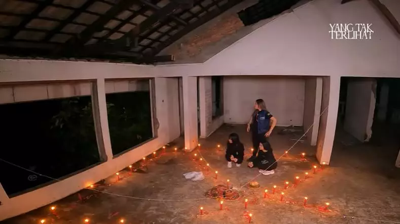 Mayang dan Chika uji nyali © YouTube