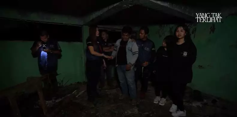 Mayang dan Chika uji nyali © YouTube