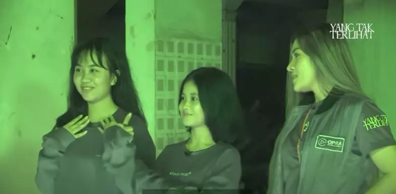 Mayang dan Chika uji nyali © YouTube