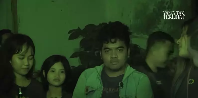 Mayang dan Chika uji nyali © YouTube