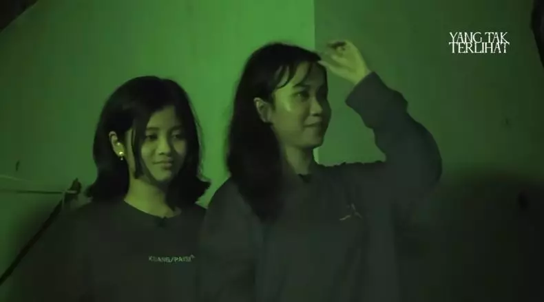 Mayang dan Chika uji nyali © YouTube