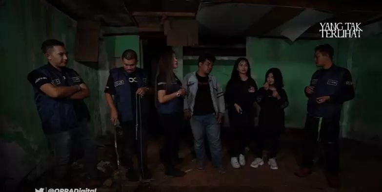 Mayang dan Chika uji nyali © YouTube