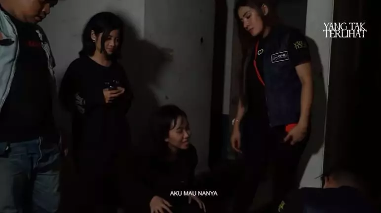 Mayang dan Chika uji nyali © YouTube