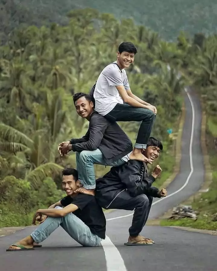 cowok foto bareng pose absurd © berbagai sumber cowok foto bareng pose absurd © berbagai sumber