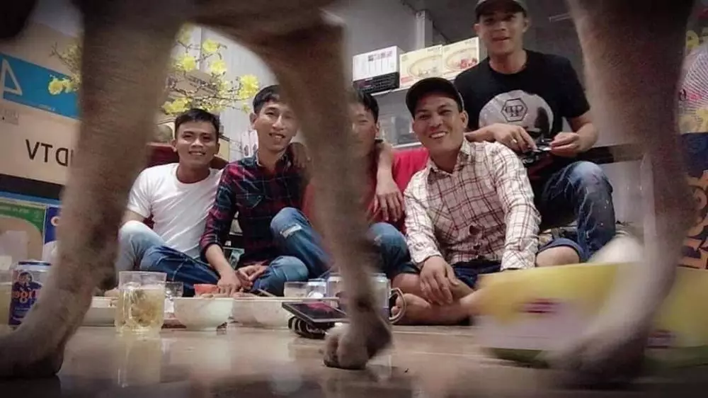cowok foto bareng pose absurd © berbagai sumber cowok foto bareng pose absurd © berbagai sumber