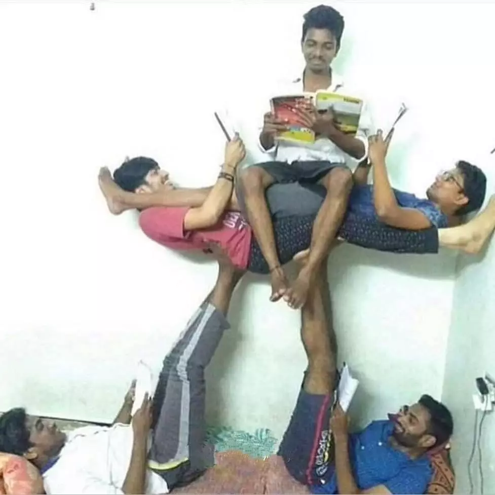 cowok foto bareng pose absurd © berbagai sumber cowok foto bareng pose absurd © berbagai sumber