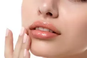 17 Rekomendasi lip serum atasi bibir hitam mulai harga Rp 27 ribu, kembali cerah dan antikering