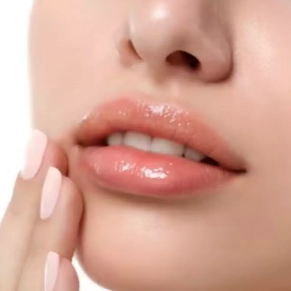 17 Rekomendasi lip serum atasi bibir hitam mulai harga Rp 27 ribu, kembali cerah dan antikering
