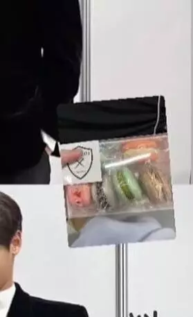 IU reuni dengan lawan mainnya di Hotel Del Luna, pamer hadiah manis Berbagai sumber 