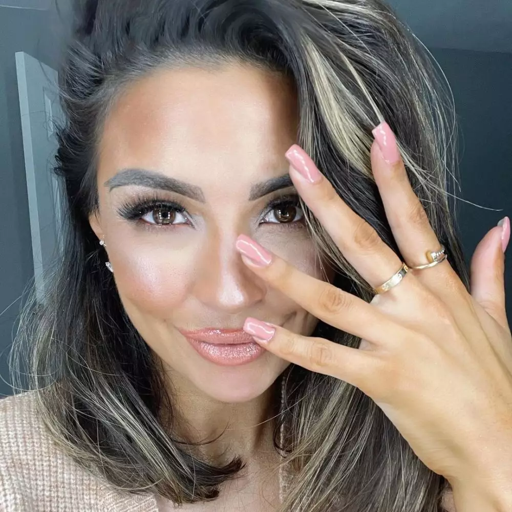 Wanita menderita trichotillomania butuh bulu mata palsu Instagram