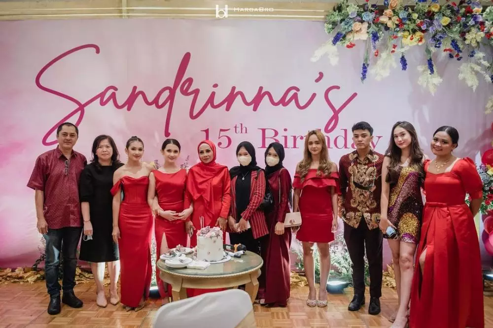 Momen ulang tahun ke-15 Sandrinna Michelle © Instagram Momen ulang tahun ke-15 Sandrinna Michelle © Instagram