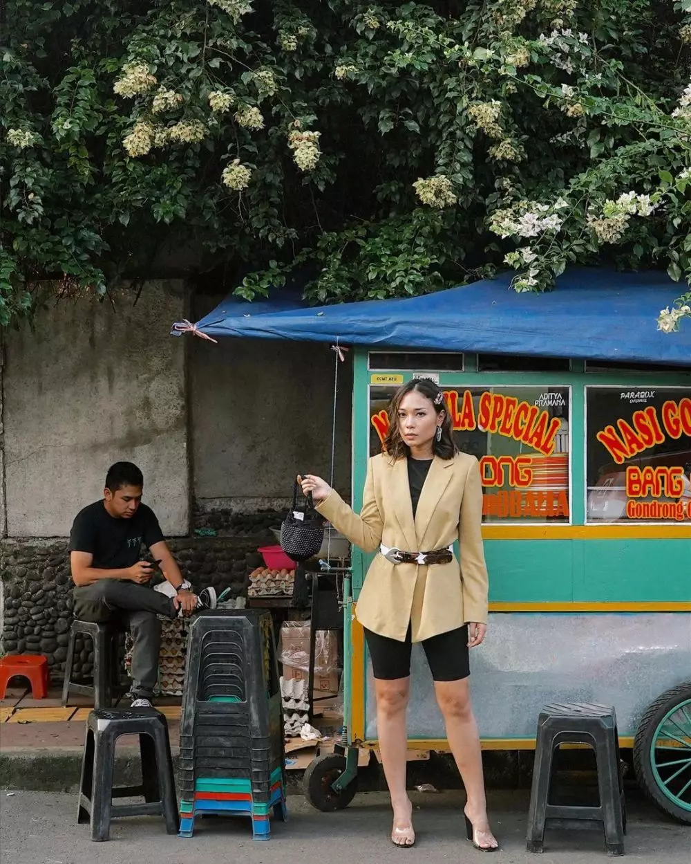 seleb berpose di depan gerobak © berbagai sumber