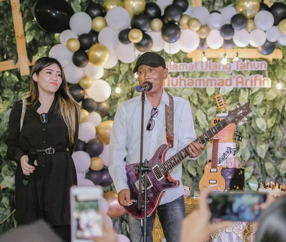 Momen ultah ayah Via Vallen ke-56 © berbagai sumber