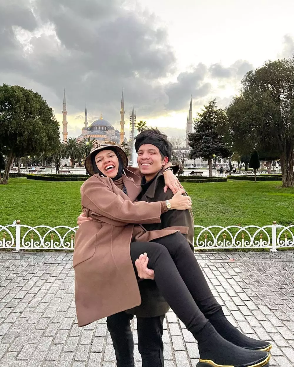 potret kebersamaan Atta Halilintar dan ibu © berbagai sumber potret kebersamaan Atta Halilintar dan ibu © berbagai sumber