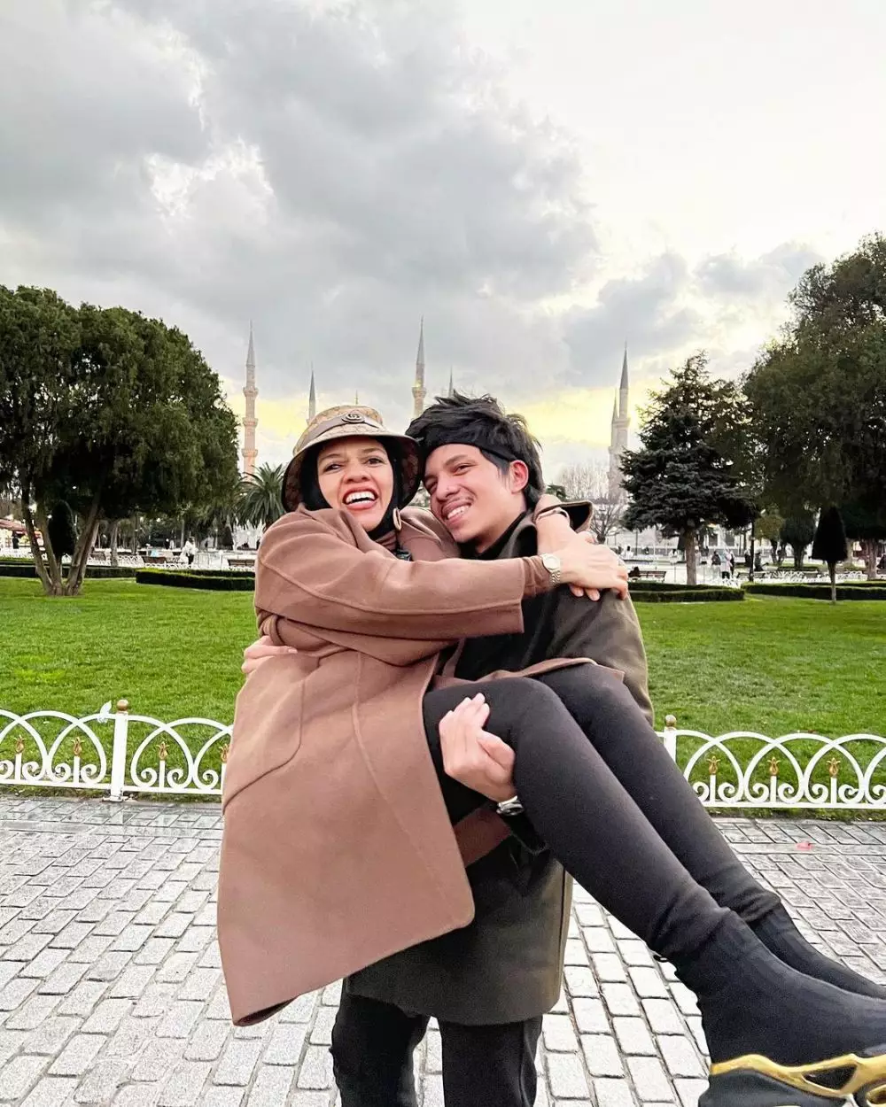 potret kebersamaan Atta Halilintar dan ibu © berbagai sumber potret kebersamaan Atta Halilintar dan ibu © berbagai sumber