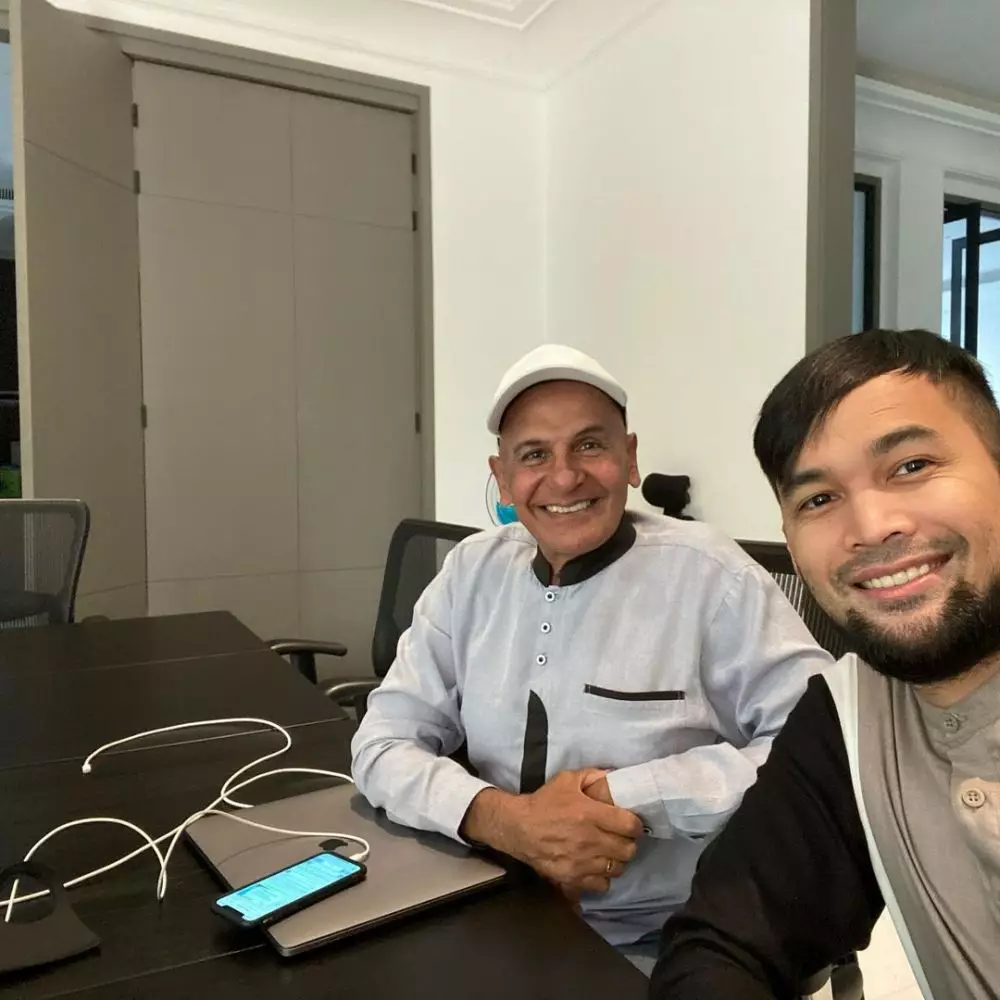 Potret kedekatan pesinetron dan ayah mertua © Instagram Potret kedekatan pesinetron dan ayah mertua © Instagram