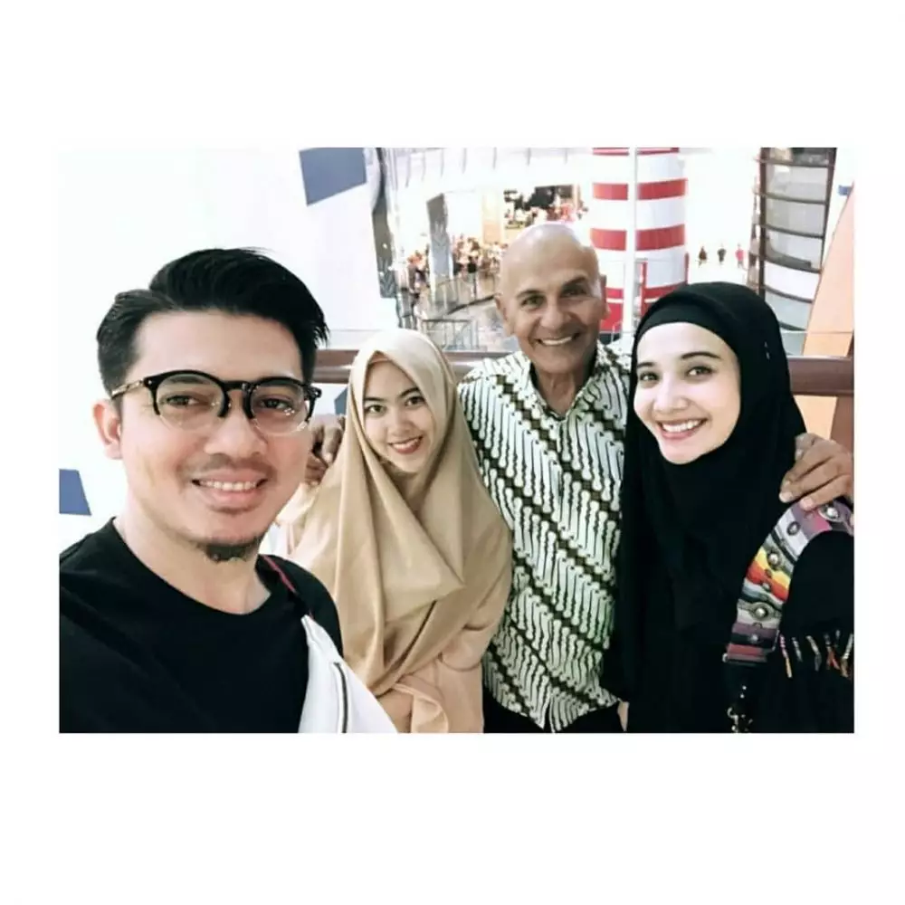 Potret kedekatan pesinetron dan ayah mertua © Instagram Potret kedekatan pesinetron dan ayah mertua © Instagram