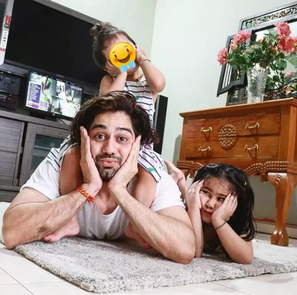 momen pemain serial Mahabharata momong anak © Instagram momen pemain serial Mahabharata momong anak © Instagram