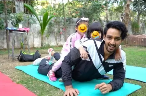 momen pemain serial Mahabharata momong anak © Instagram momen pemain serial Mahabharata momong anak © Instagram