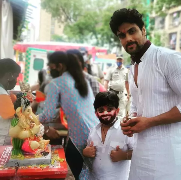 momen pemain serial Mahabharata momong anak © Instagram momen pemain serial Mahabharata momong anak © Instagram