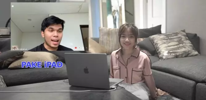 Momen Fuji buka oleh-oleh © YouTube Momen Fuji buka oleh-oleh © YouTube