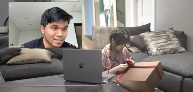 Momen Fuji buka oleh-oleh © YouTube Momen Fuji buka oleh-oleh © YouTube