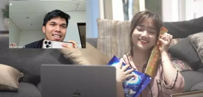 Momen Fuji buka oleh-oleh © YouTube Momen Fuji buka oleh-oleh © YouTube