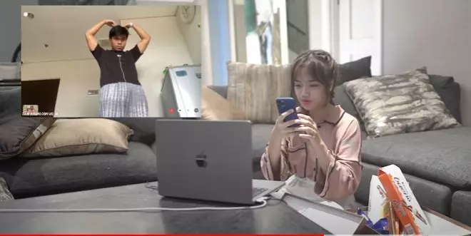 Momen Fuji buka oleh-oleh © YouTube Momen Fuji buka oleh-oleh © YouTube