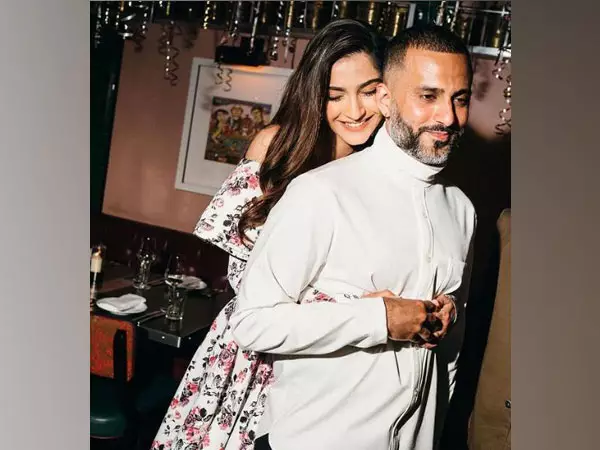  Potret seleb Bollywood era 90-an bareng pasangan Berbagai sumber 