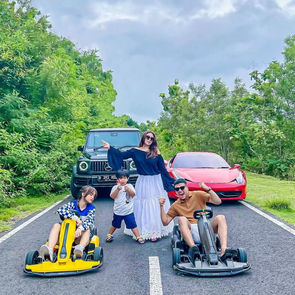 Fuji dan para crazy rich © Instagram Fuji dan para crazy rich © Instagram