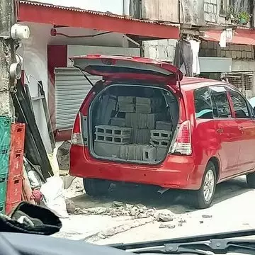 potret orang bawa material bangunan lucu © Instagram