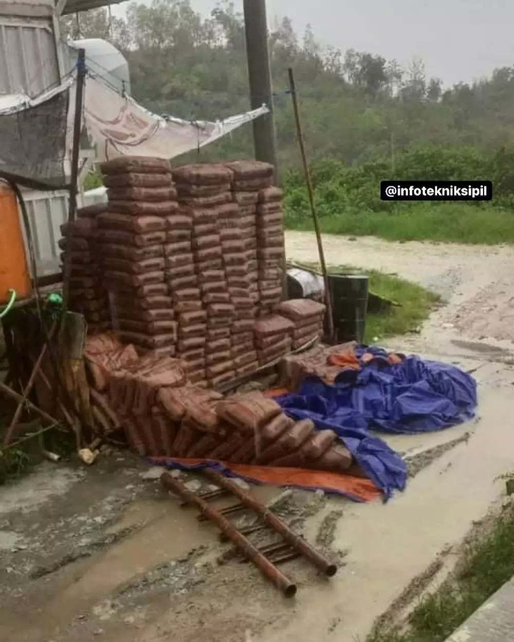 potret orang bawa material bangunan lucu © Instagram