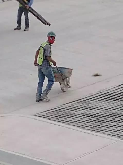 potret orang bawa material bangunan lucu © Instagram