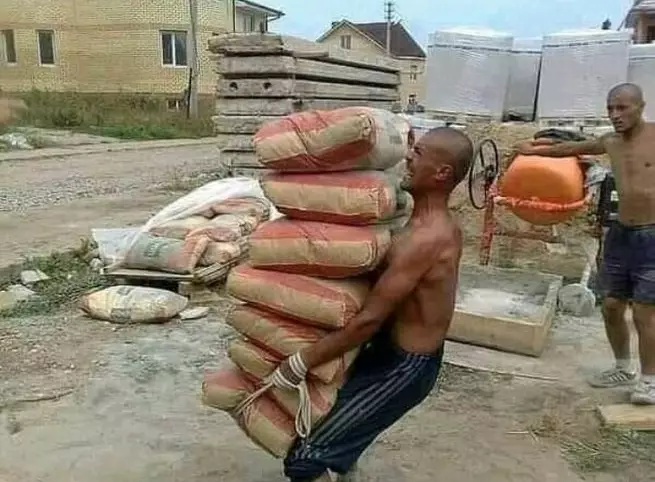 potret orang bawa material bangunan lucu © Instagram