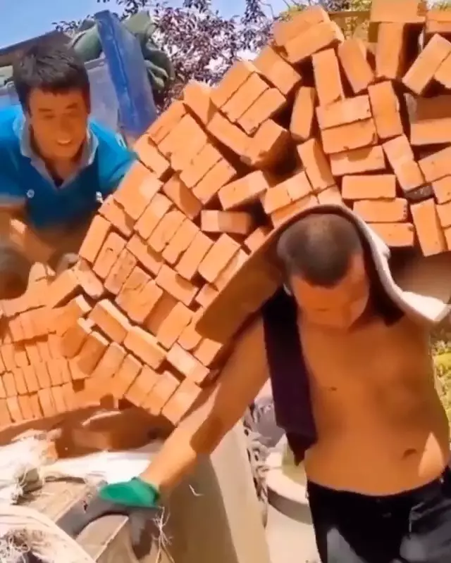 potret orang bawa material bangunan lucu © Instagram