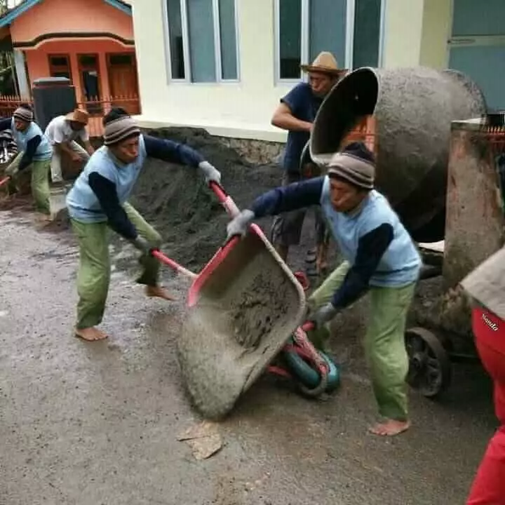 potret orang bawa material bangunan lucu © Instagram
