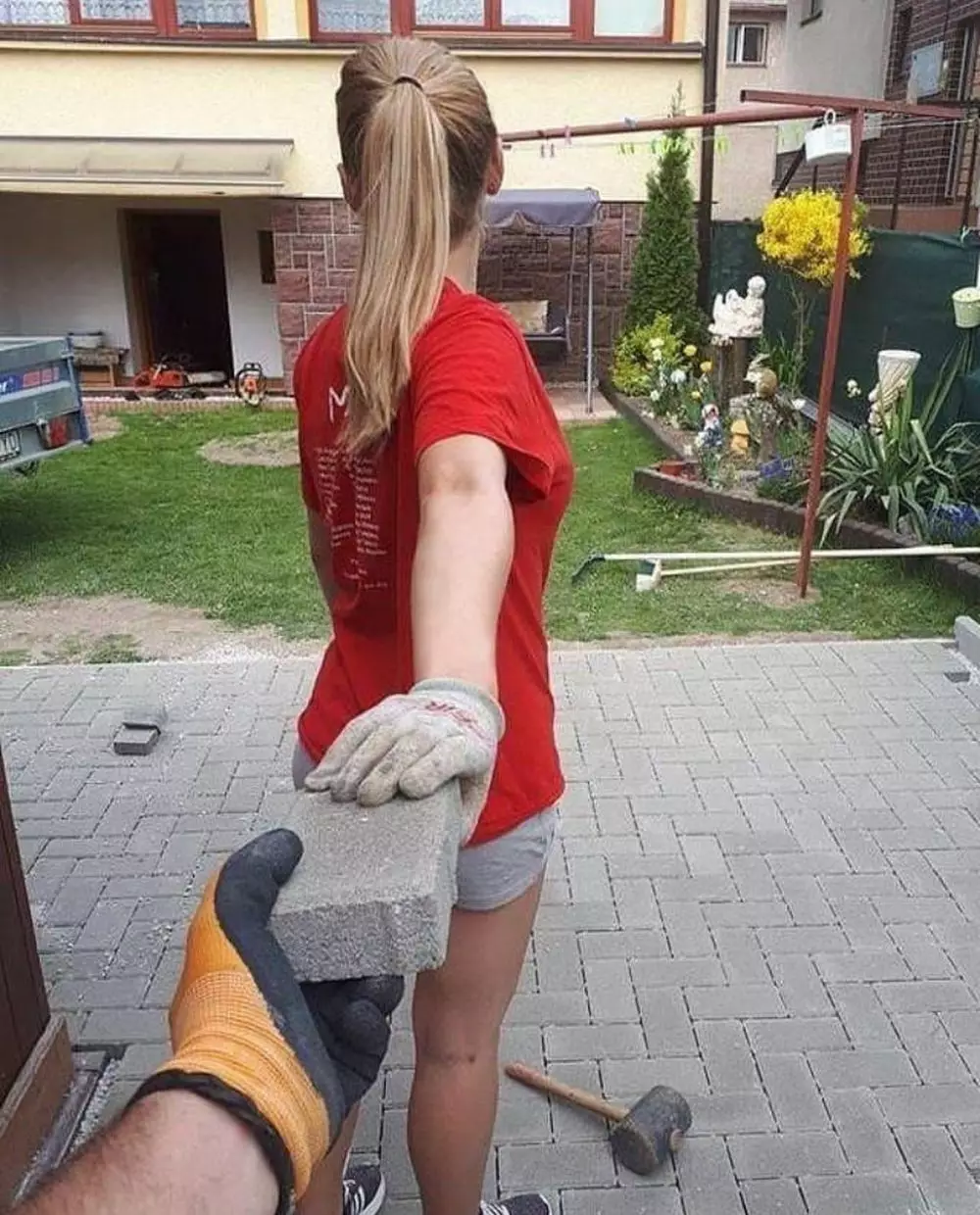 potret orang bawa material bangunan lucu © Instagram