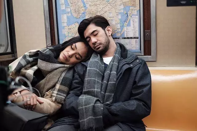 Karakter suami diperankan Reza Rahadian Berbagai sumber Karakter suami diperankan Reza Rahadian Berbagai sumber