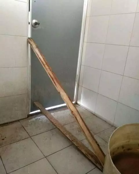 Momen lindungi diri bikin ngakak © berbagai sumber