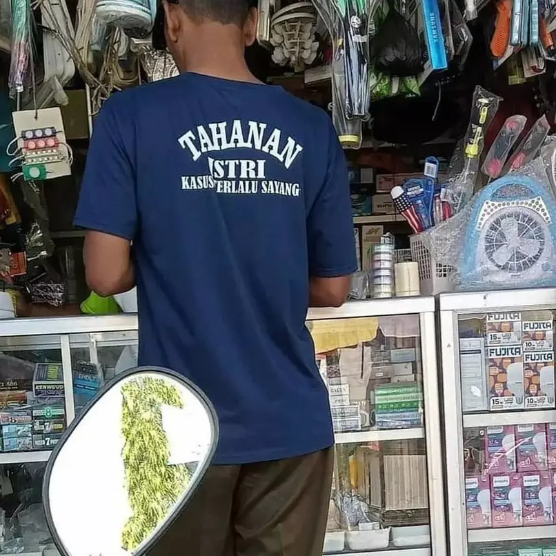 tulisan kocak di baju bapak bapak © berbagai sumber