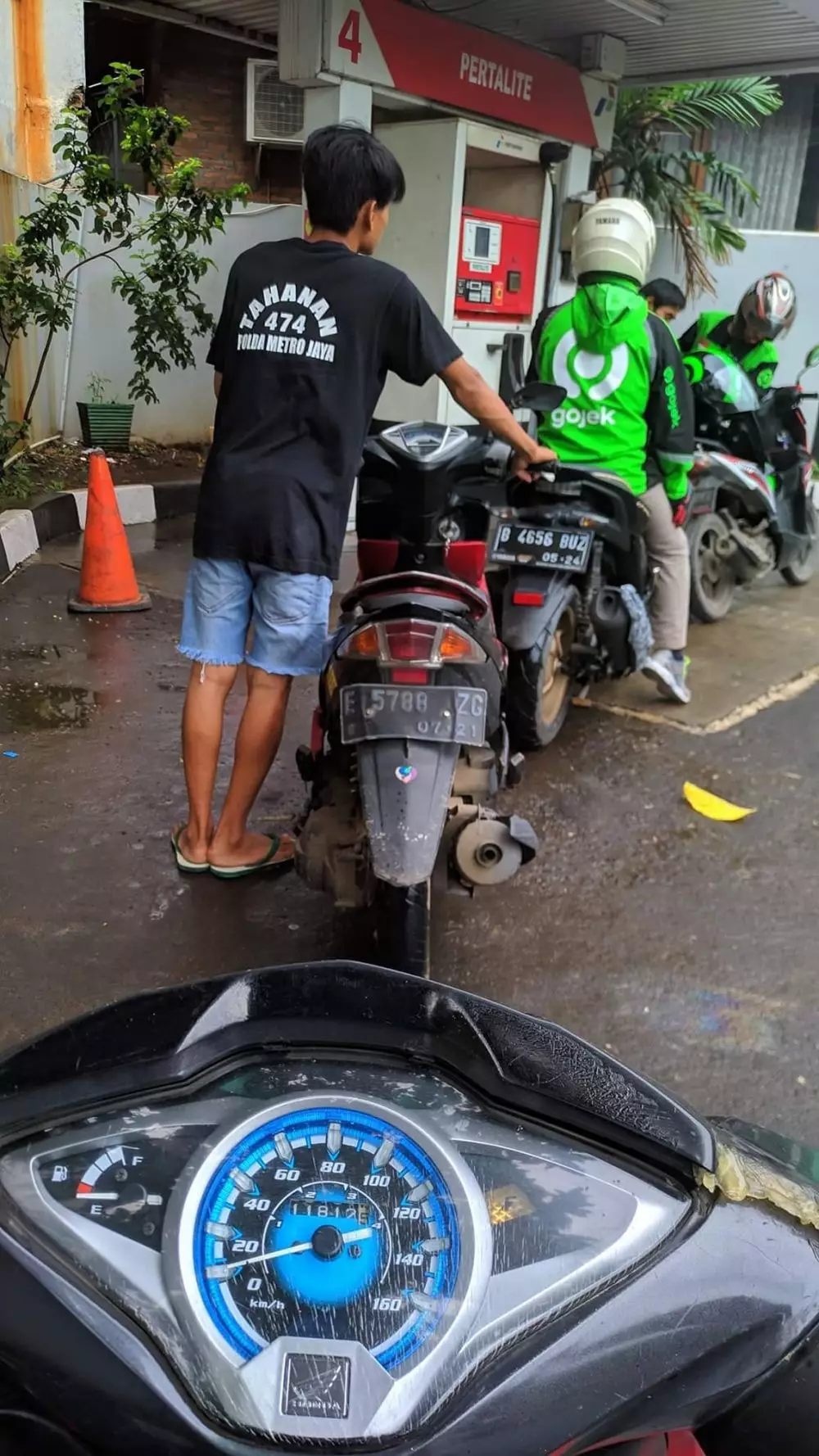 tulisan kocak di baju bapak bapak © berbagai sumber