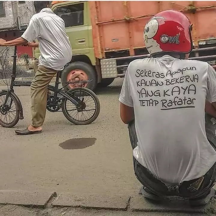 tulisan kocak di baju bapak bapak © berbagai sumber