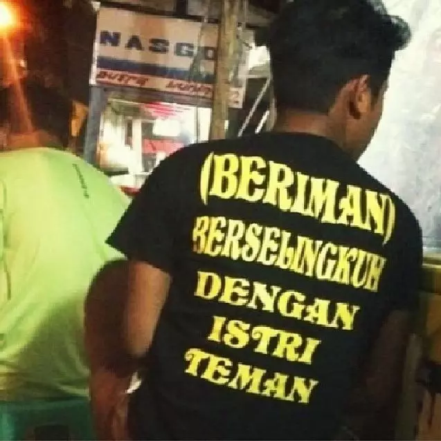 tulisan kocak di baju bapak bapak © berbagai sumber